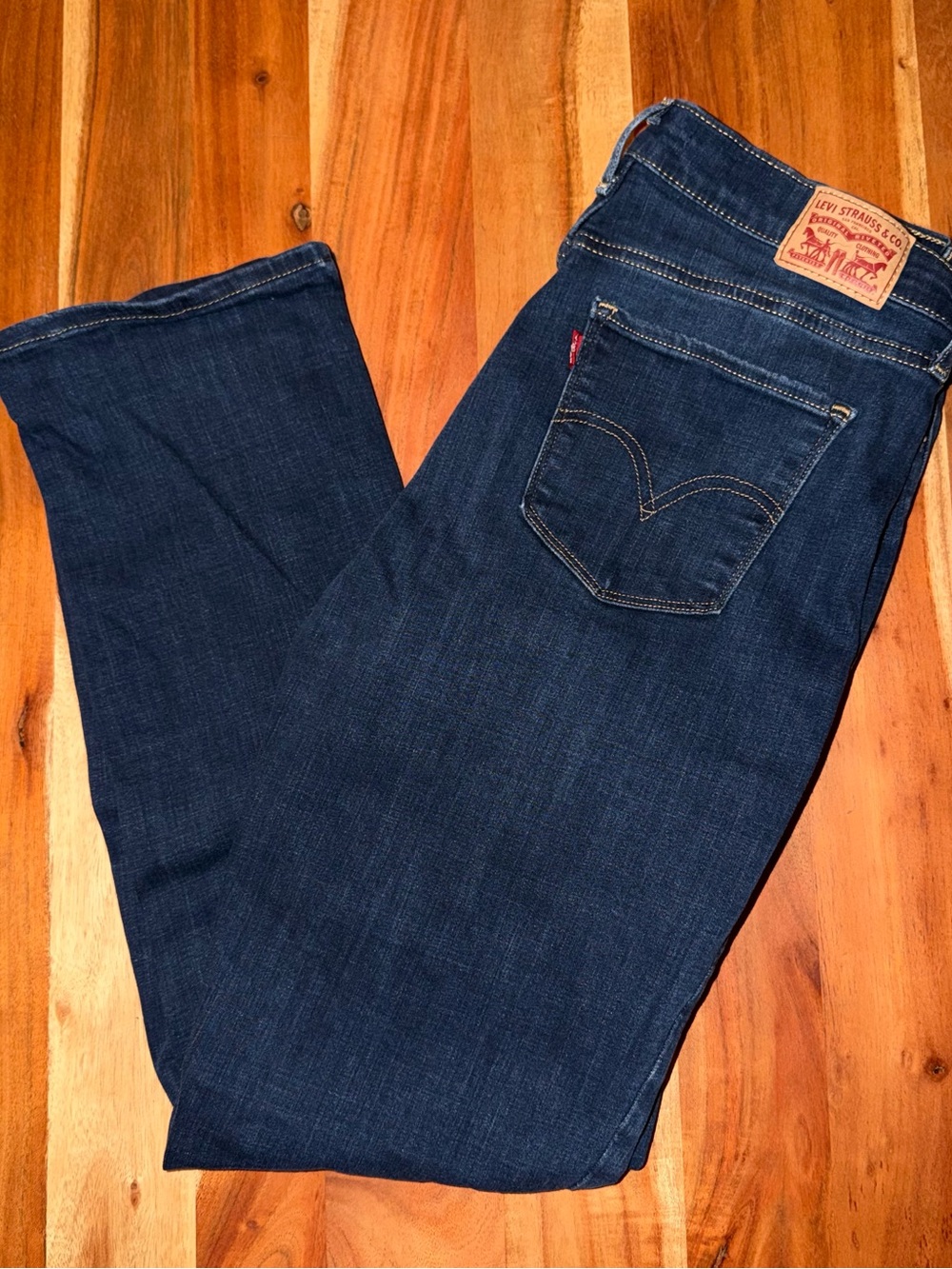 Levi's Women’s Classic Straight Jeans with Signature Patch Size 12. #527